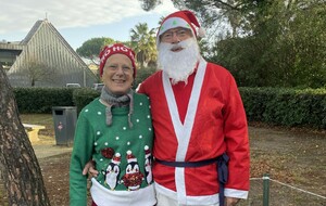 Nancy Jutier fière de poser avec Sylvain le Père Noël starter au départ